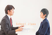 高校入試合格に向けて家庭教師と生徒が面接対策の授業をしている画像