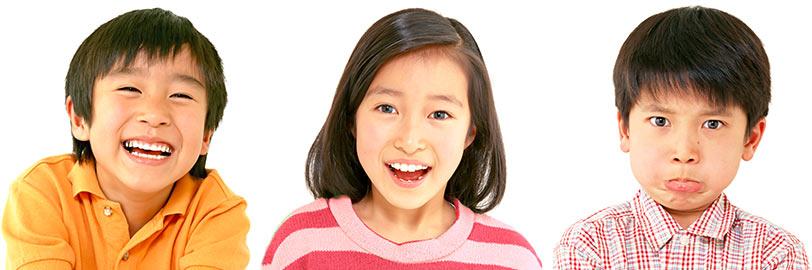 ３人の生徒の画像。右から素直そうな笑顔の男の子、しっかり者の元気な女の子、最後に少しむくれているわがままそうな男の子。いろいろなタイプの生徒が指導対象になっている。