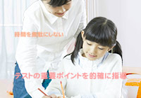 中学校の教科書 中学校の教科書の画像。英語数学国語理科社会の教科書が重なって写っている。
