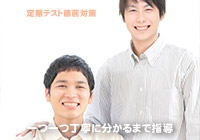 中学校の教科書 中学校の教科書の画像。英語数学国語理科社会の教科書が重なって写っている。