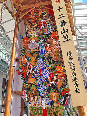 博多駅前の飾り山・写真は表の「女戦士八重の桜」です。