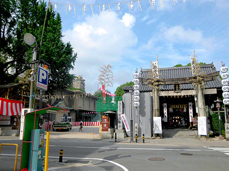 福岡市博多区の櫛田神社正面、桜門の写真です。山笠の準備をしていました。