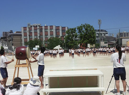 平成２８年６月２日、晴天の中で太鼓に合わせて演技する福岡市の中学生のサムネイル